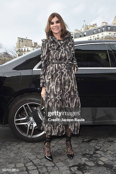 Carine Roitfeld arrives at the Elie Saab fashion show Paris Fashion Week Haute Couture Spring/Summer 2016 on January 27, 2016 in Paris, France.