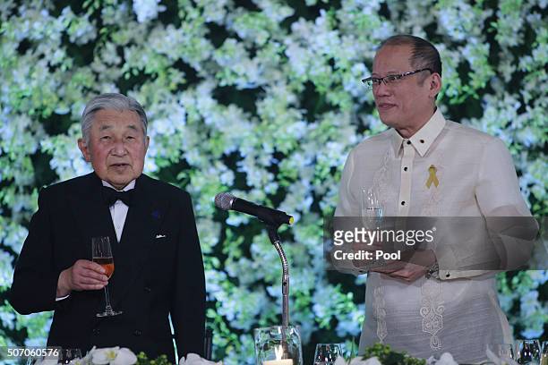 Visiting Japanese Emperor Akihito speaks as Philippine President Benigno Aquino looks on during a state dinner at the Malacanang Palace in Manila on...