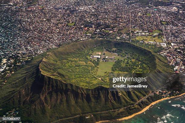 le spectaculaire cratère de diamond head, honolulu, oahu, à hawaï. - cratère volcanique photos et images de collection