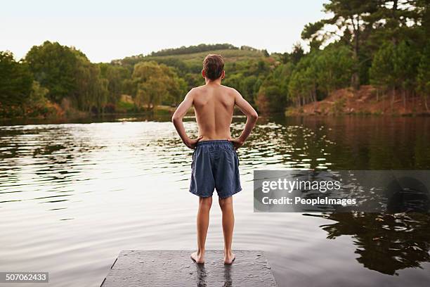 check-out das wasser - teen boy shorts stock-fotos und bilder