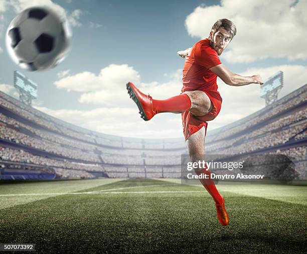 サッカー選手ボールを蹴るスタジアム - hitting ストックフォトと画像