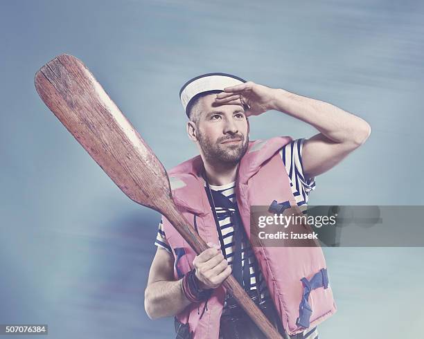 marinheiro de-barba vestindo casaco segurando a espátula - chapéu de marinheiro imagens e fotografias de stock