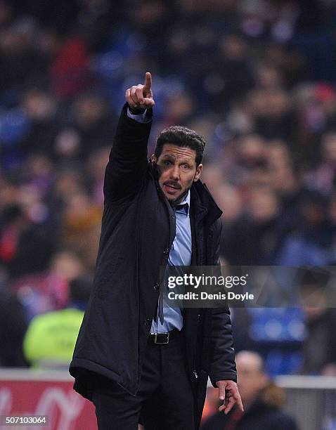 Diego Simeone Manager of Club Atletico de Madrid gives instructions to his team during the Copa del Rey Quarter Final 2nd Leg match between Club...