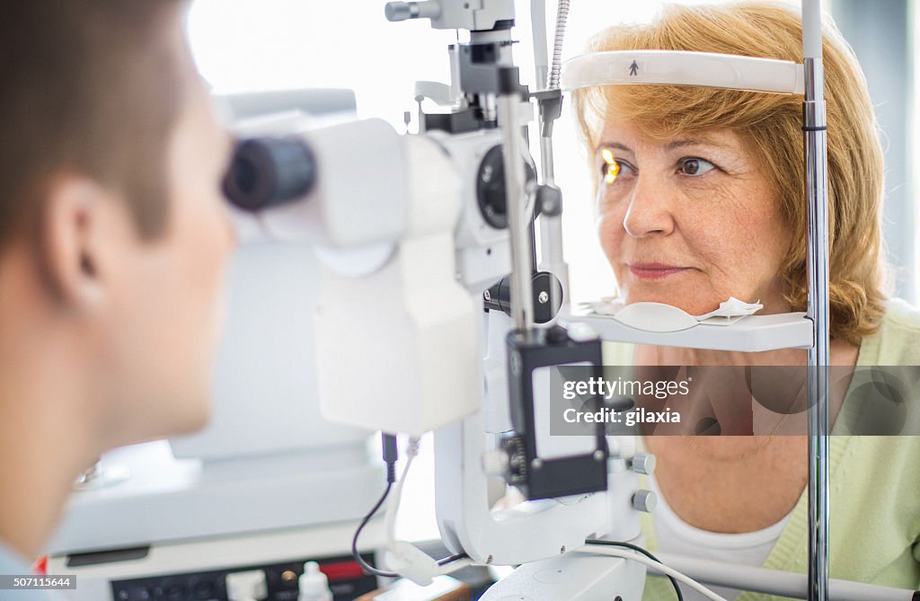 Mulher Idosa visitar optician.