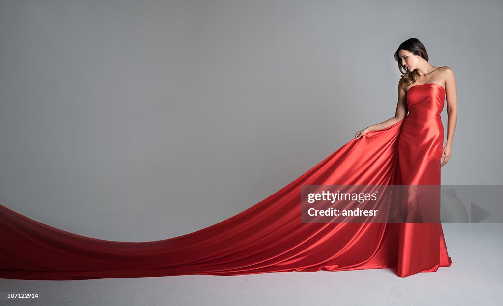 Modemodel in einem roten langen Kleid