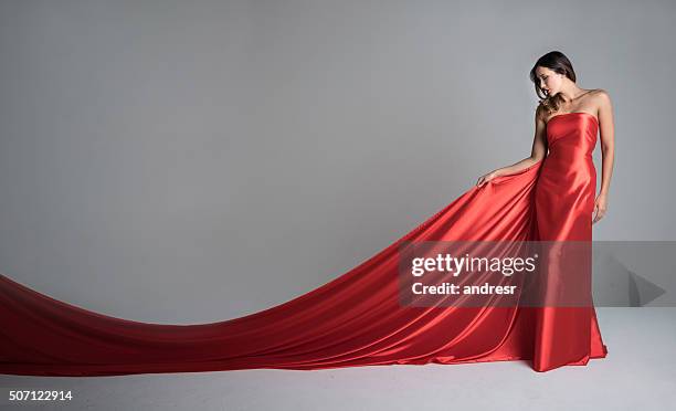 modelo de moda en un vestido largo rojo - alta costura fotografías e imágenes de stock