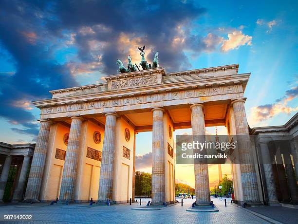 porta di brandeburgo e la torre della televisione di berlino - luogo d'interesse internazionale foto e immagini stock