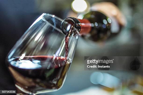 レッドワイン - ワインボトル ストックフォトと画像