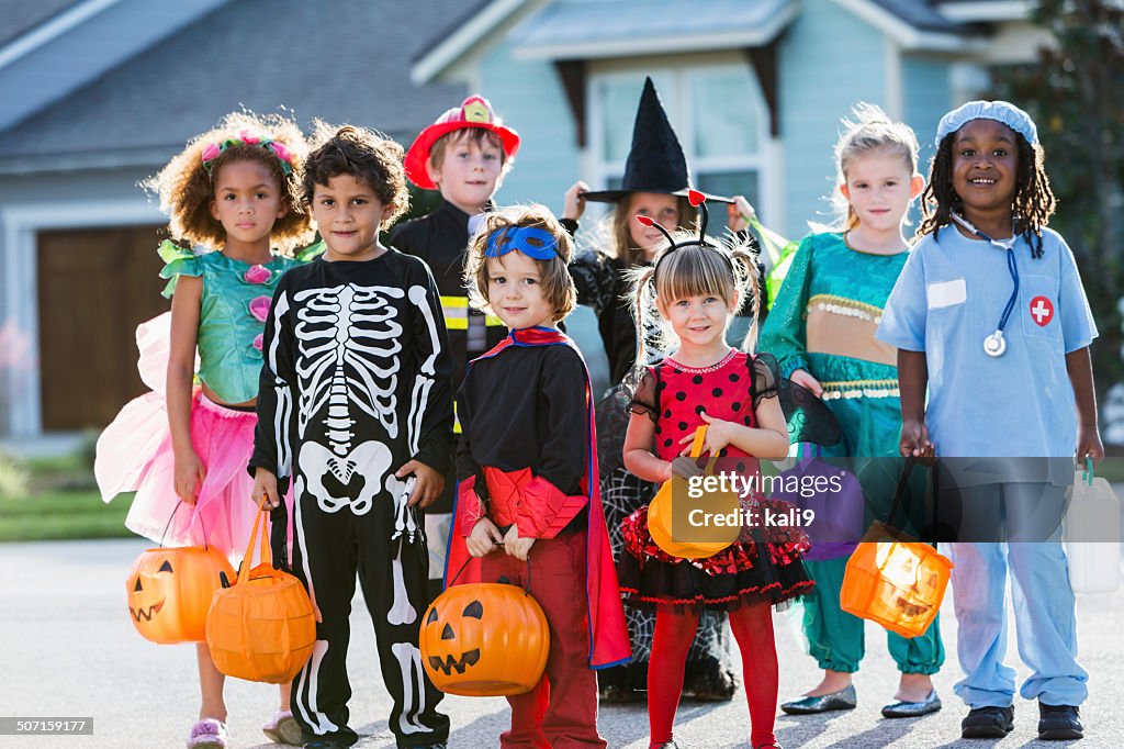 Gruppe Kinder in halloween-Kostümen stehen im Freien
