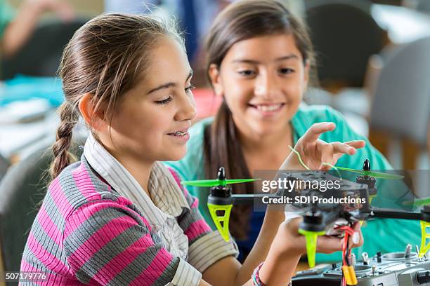 niño de primaria hispano niñas con base en clase de ciencias - drone kid fotografías e imágenes de stock