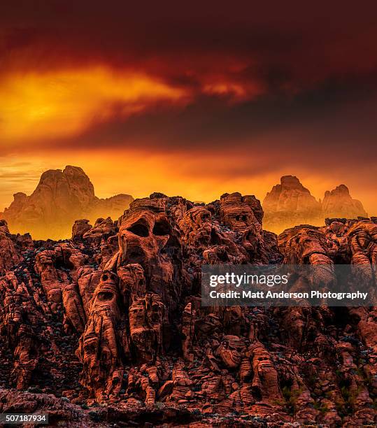 valley of fire hillside ghosts - valley of fire state park - fotografias e filmes do acervo