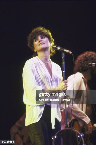 Linda R American singer Linda Ronstadt performs on stage, 1970s. News Photo ...