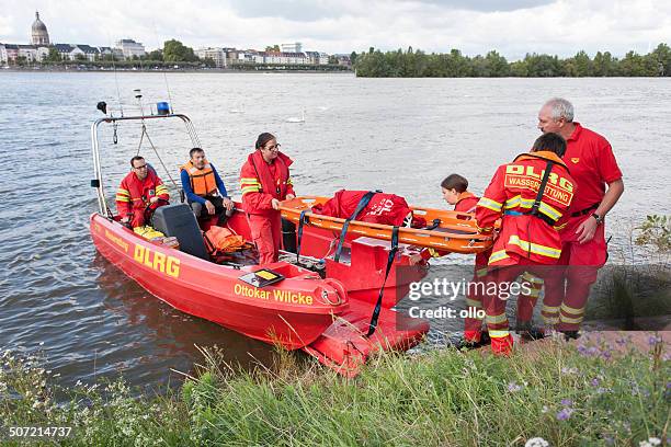 swiftwater rescue drill / stroemungsretter dlrg - lifeguard float stock pictures, royalty-free photos & images