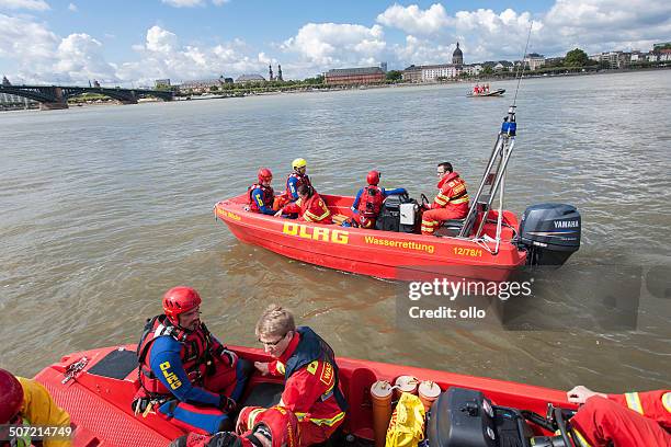 swiftwater rescue drill / stroemungsretter dlrg - editorial process stock pictures, royalty-free photos & images