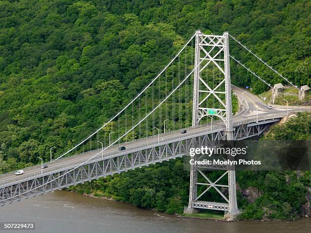 bear mountain bridge-rockland to westchester - bear mountain bridge fotografías e imágenes de stock