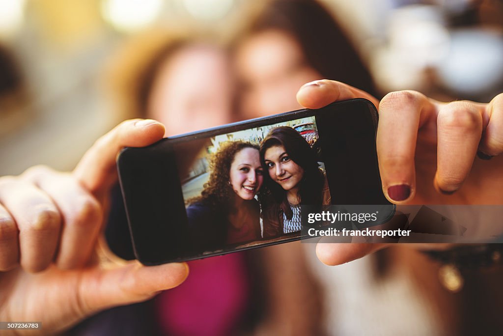 Coppia di amici fare un selfie