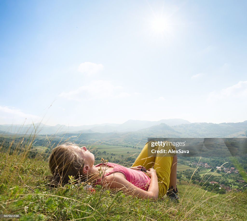 Junge Frau liegen in der Gras