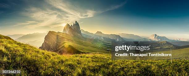 the odle heisler (secede) in val gardena , dolomites , italy - parco naturale puez odle foto e immagini stock