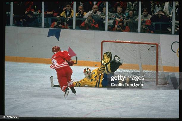 Final. SWE goalie Tommy Salo in action, making save vs CAN Paul Kariya during shoot out.