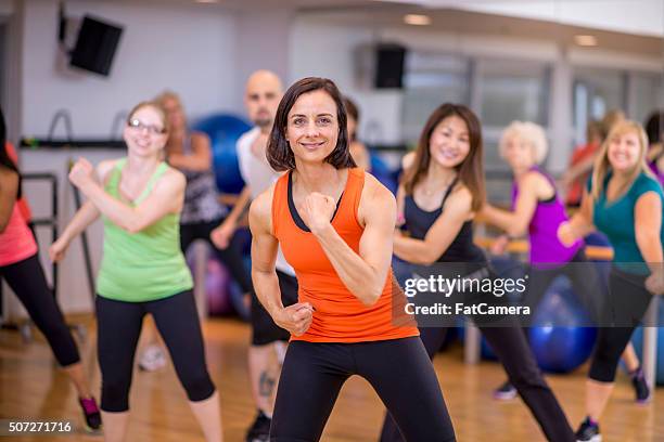 group of adults doing dance fitness - dancers exercising teacher stockfoto's en -beelden