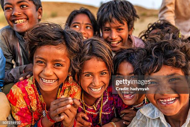 grupo de niños felices gypsy de la india, desert village, india - países en vías de desarrollo fotografías e imágenes de stock