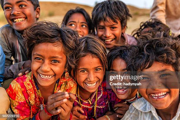 grupo de niños felices gypsy de la india, desert village, india - jaisalmer fotografías e imágenes de stock