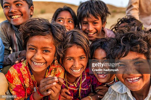 gruppo di bambini felici di gypsy indiano, deserto village, india - indiana foto e immagini stock