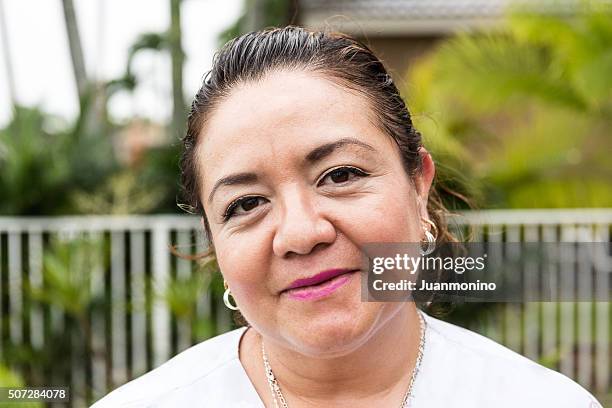 ama de casa sonriente maduro - sonrisa satisfecha fotografías e imágenes de stock