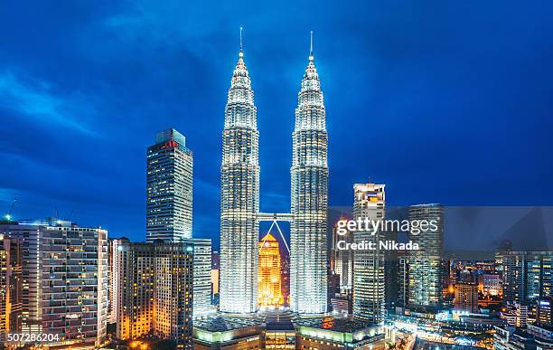 kuala lumpur in der dämmerung - petronas towers stock-fotos und bilder