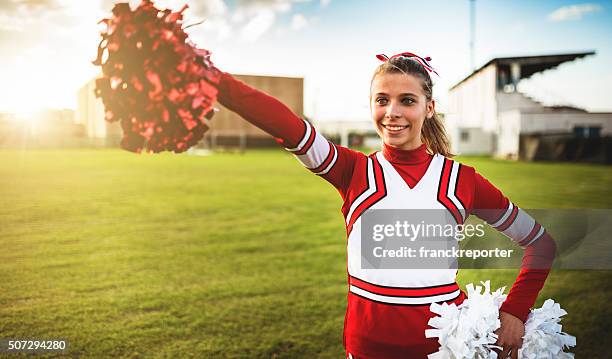 felicidade chefe da claque posando com pon-pon - cheerleader imagens e fotografias de stock