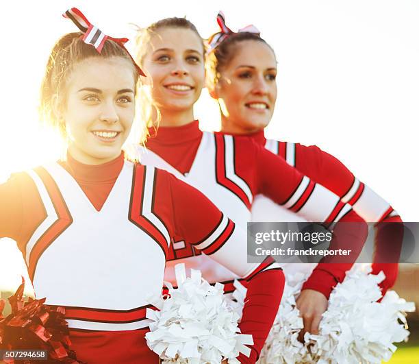 glück cheerleader posieren mit pon-pan - teen cheerleader stock-fotos und bilder