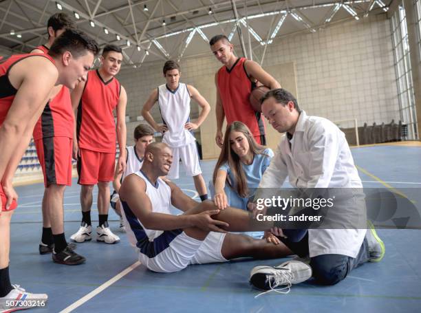 basketball player getting an injury - ankle sprain imagens e fotografias de stock