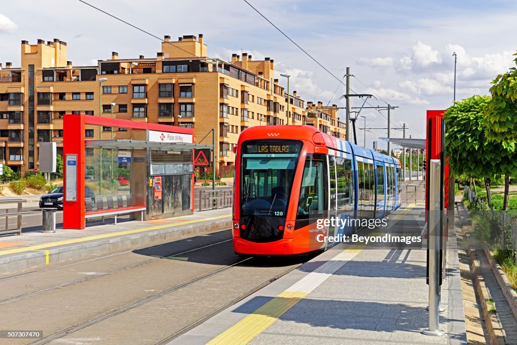 Madrid Straßenbahn Linie ML - 1 Pässe Modernes apartment-Gebäude