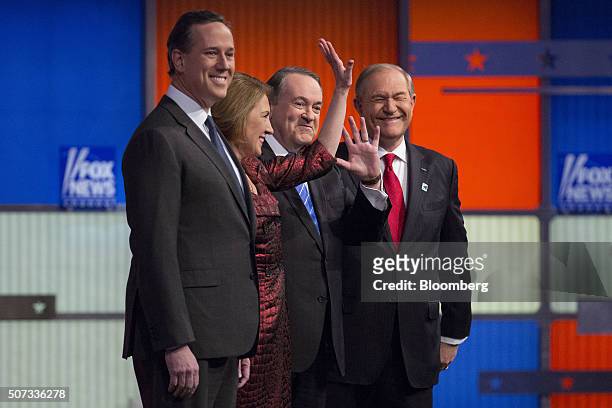 Republican presidential candidates Rick Santorum, former senator from Pennsylvania, from left, Carly Fiorina, former chairman and chief executive...
