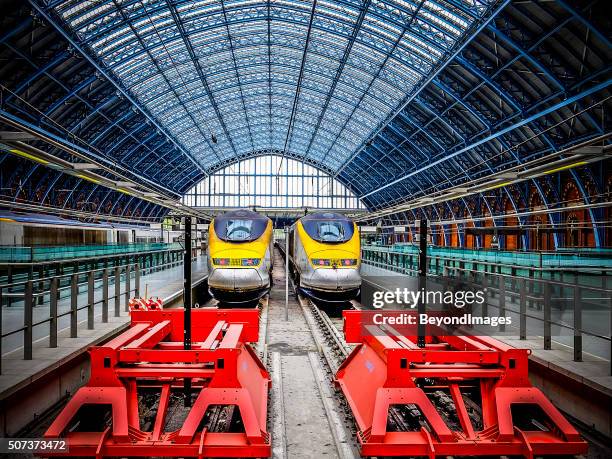 st pancras red buffer stops with eurostar trains - eurostar stockfoto's en -beelden