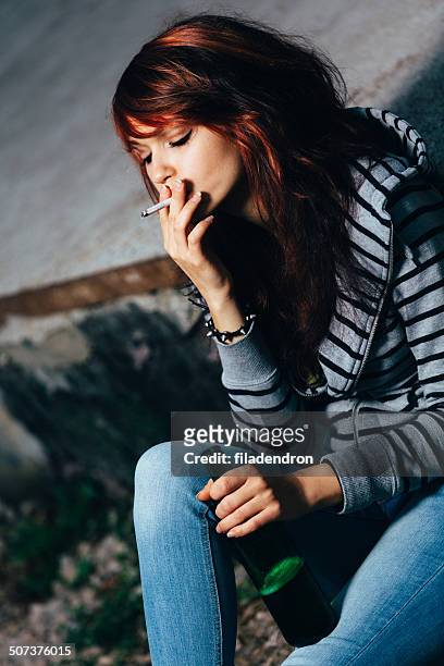 teen problems - smoking girl 個照片及圖片檔