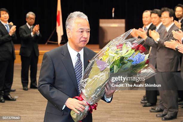 Outgoing Economy Rivitalization Minister Akira Amari leaves the ministry on January 29, 2016 in Tokyo, Japan. Akira Amari resigned his post after the...