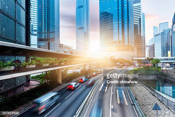 rascacielos de la ciudad y las calles de hong kong - movimiento velocidad vida en la ciudad rastros de luz fotografías e imágenes de stock