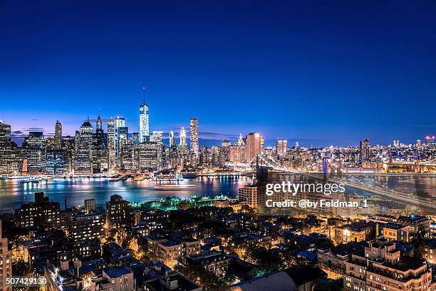 view over brooklyn on the manhattan skyline, new york - lichtspur foto e immagini stock