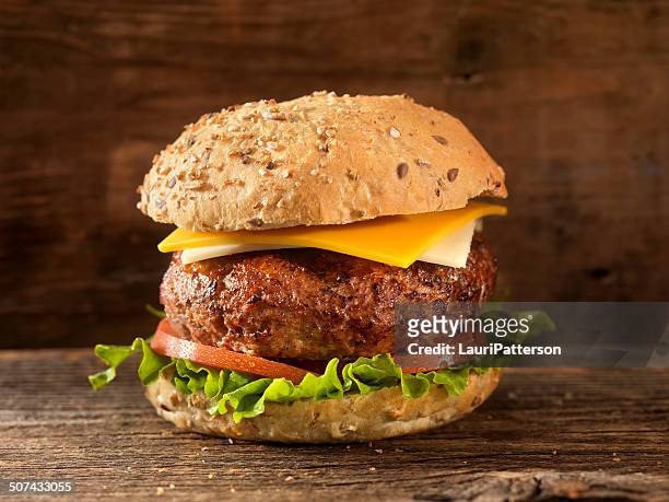 cheeseburger - volkorentarwe stockfoto's en -beelden