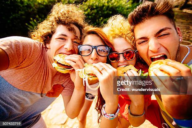 amis prenant selfie avec des hamburgers - burger portrait photos et images de collection