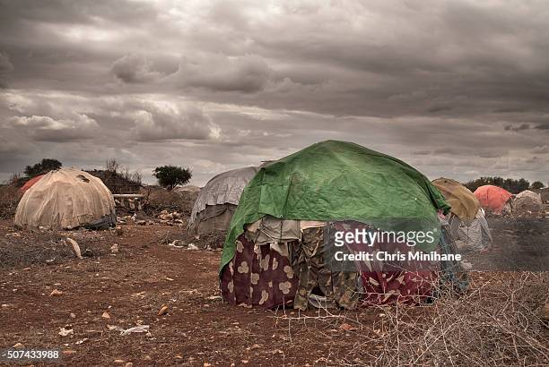 make shift, temporary refugee shelters in somalia at idp camp. - vertriebenen lager stock-fotos und bilder