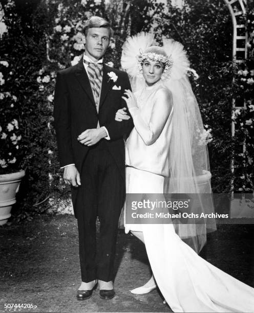 James Fox and Julie Andrews pose as a well dressed wedding couple in the flapper days for the Universal Studio movie "Thoroughly Modern Millie",...