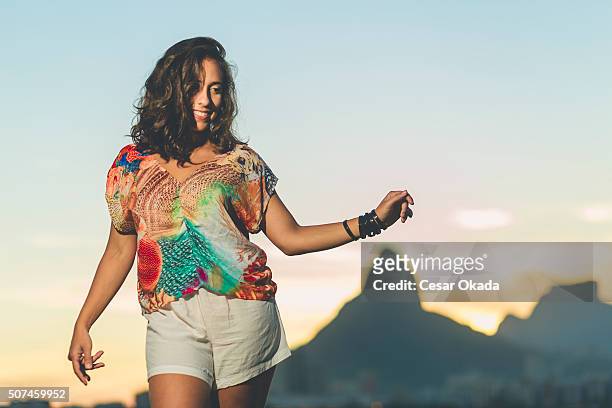 menina dança samba brasileiro - samba dancer imagens e fotografias de stock