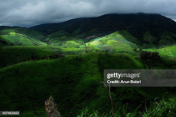 physical characteristics of mountain in thailand - smoke physical structure imagens e fotografias de stock