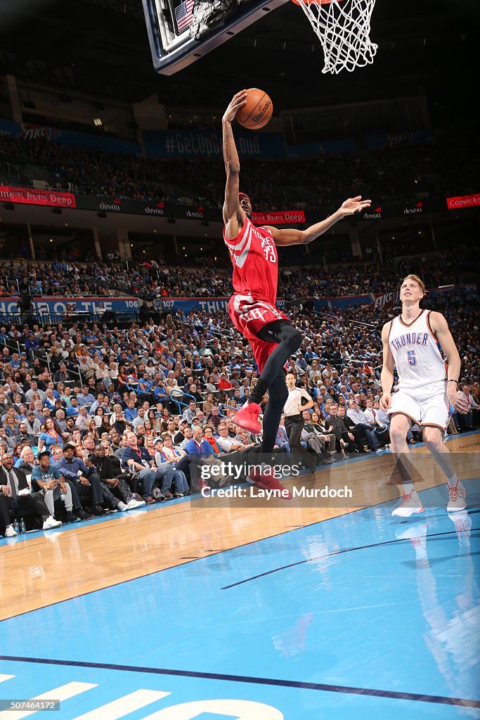 2015 Rockets Corey Brewer of the Houston Rockets goes up for a dunk against the ...