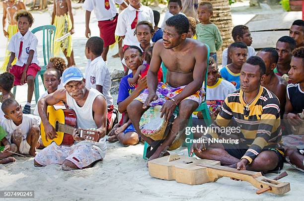 des musiciens locaux et les enfants - irian jaya photos et images de collection