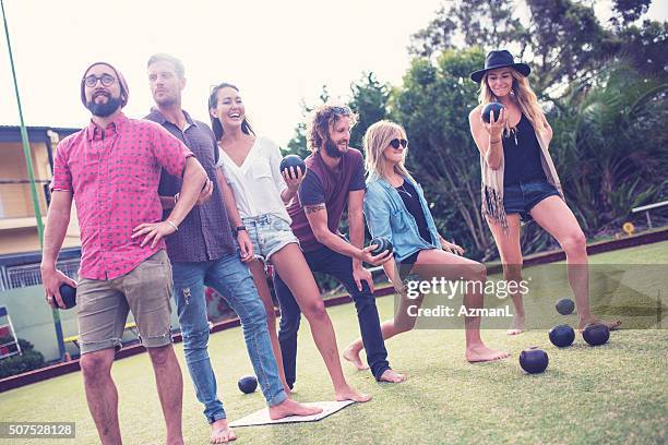 die entscheidung, wer wird - lawn bowls stock-fotos und bilder