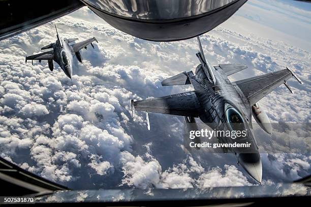 mediados de aire echar combustible - fighter plane fotografías e imágenes de stock