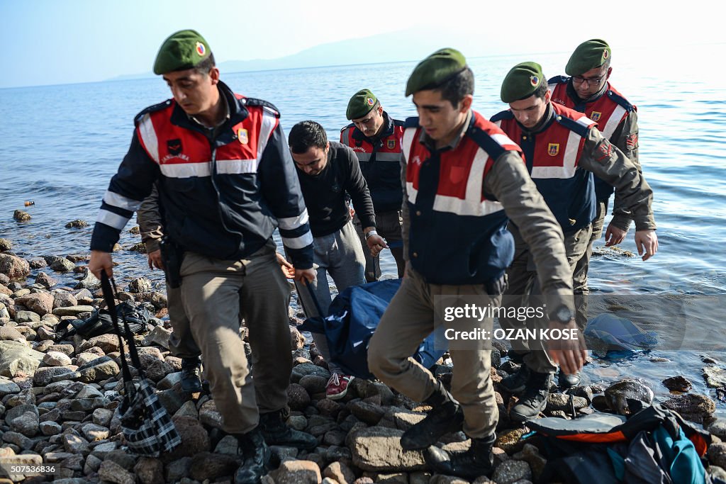 TOPSHOT-TURKEY-EUROPE-MIGRANTS-GREECE